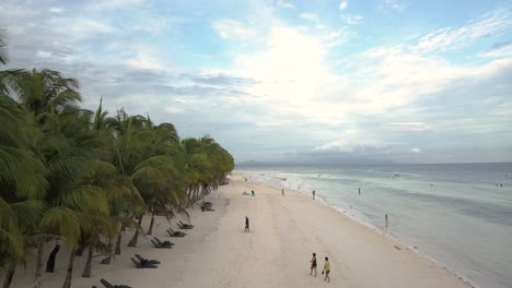 Tropischer-Strand-Mit-Touristen,-Die-Während-Der-Sommerferien-Genießen---Luftdrohnenaufnahme