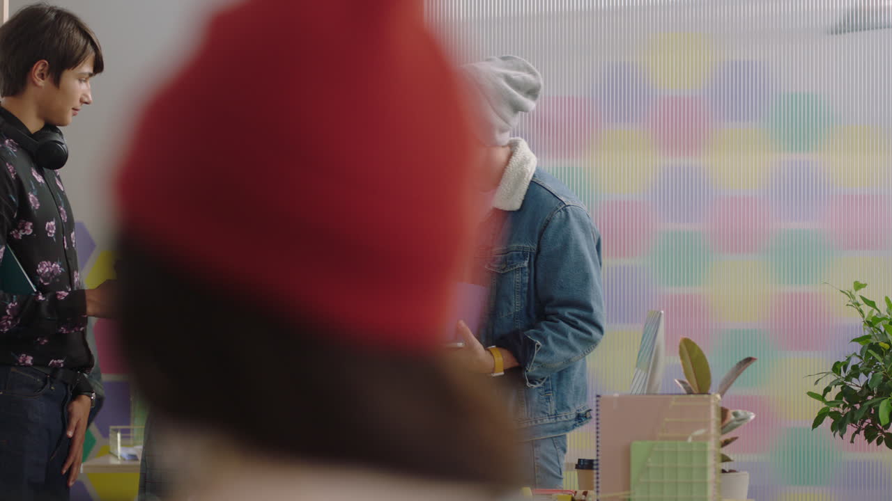 grupo de diversas personas de negocios que se reúnen cabeza de equipo pelirroja mujer que comparte documentos de proyectos estudiantes creativos que trabajan juntos haciendo lluvia de ideas en un colorido lugar de trabajo de oficina