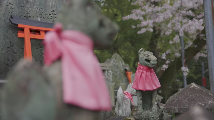 Statue di volpi Kitsune al Santuario Fushimi Inari, Kyoto, Giappone.