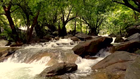 Eine-Stetige-Aufnahme-Eines-Wasserstroms-In-Vagamon,-Kerala,-Indien