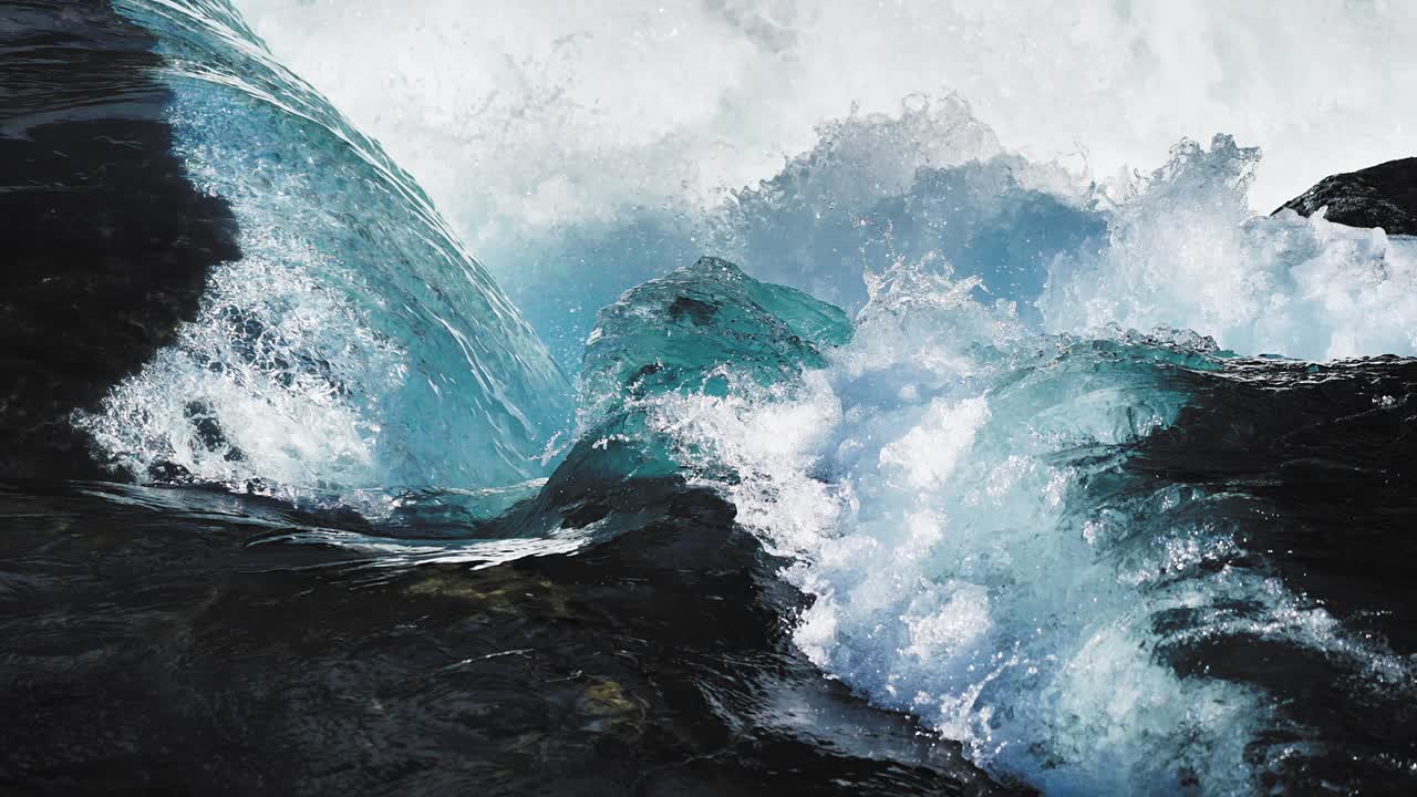 野生の山川のスローモーションショット