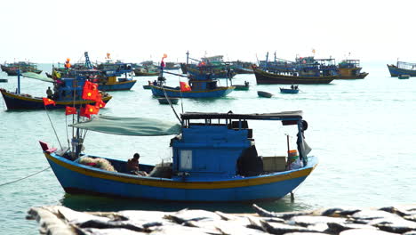 Traditionelles-Vietnamesisches-Fischerboot,-Das-Am-Hafenpier-Festgemacht-Ist