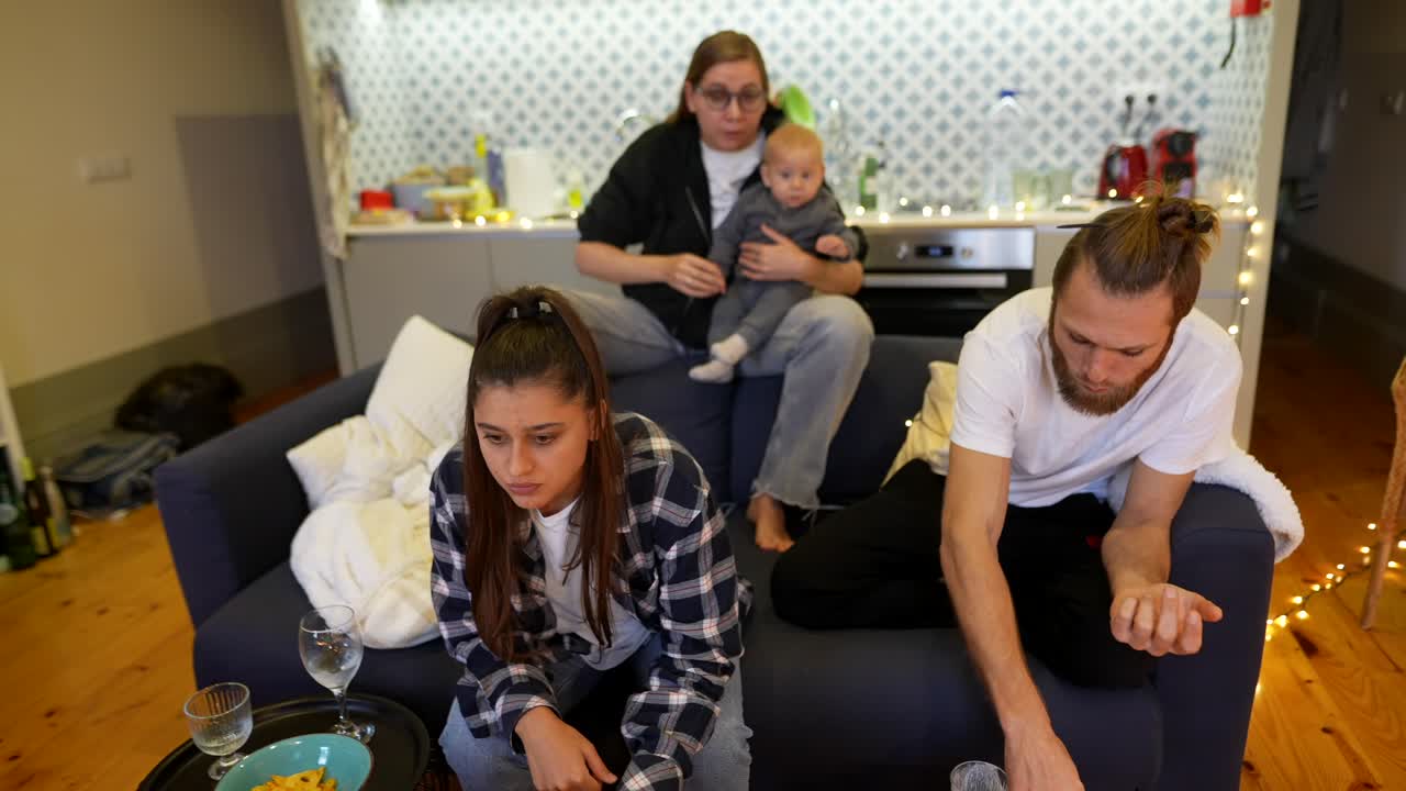 집에서 TV를 보는 가족