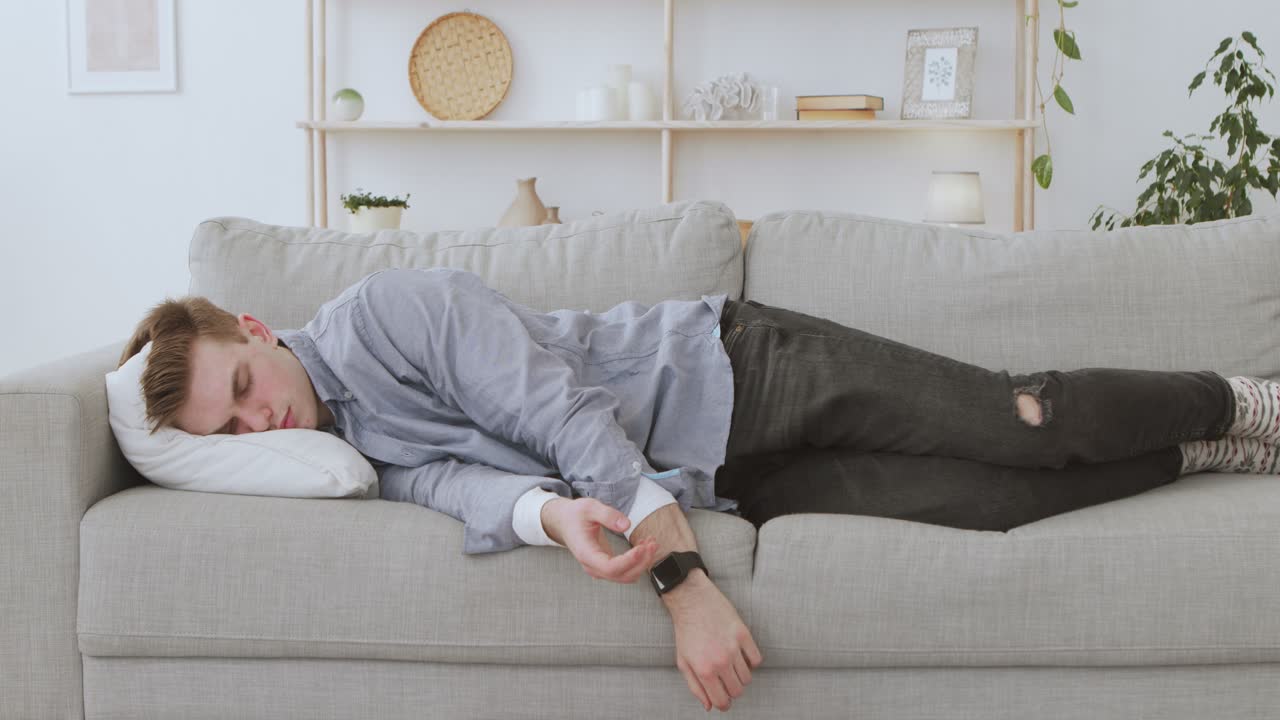 남자는 소파에서 자 고