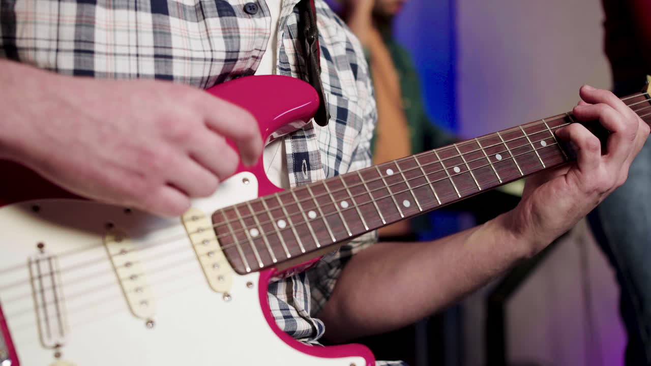 vista de cerca de las manos del hombre