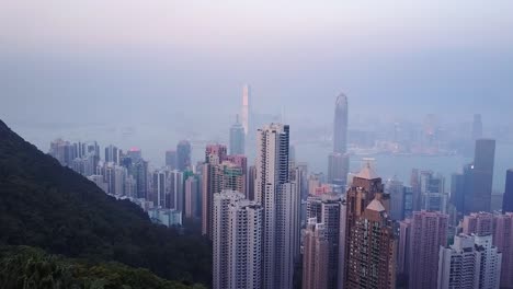 toma aérea del paisaje urbano de hong kong desde el punto de vista máximo en un amanecer brumoso