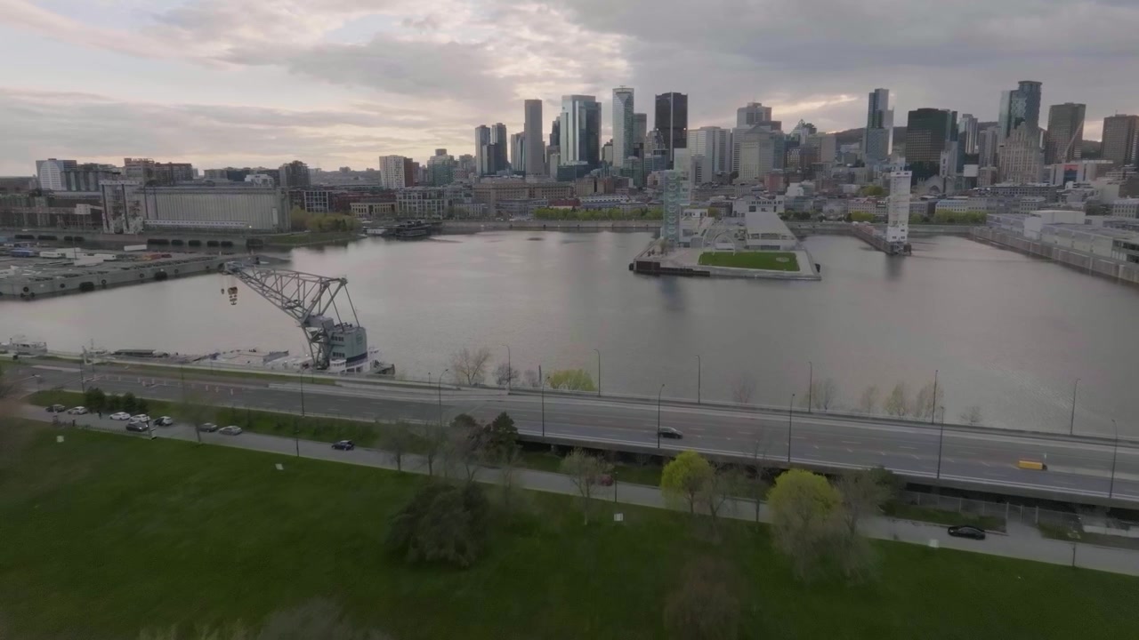 Drone che vola accanto al ponte principale dal Parc Jean-Drapeau, con vista sulla città di Montreal in Quebec, Canada, sul fiume, sul Porto Vecchio e sulla città