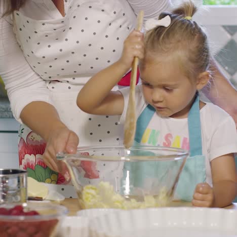niña bonita ayudando en la cocina