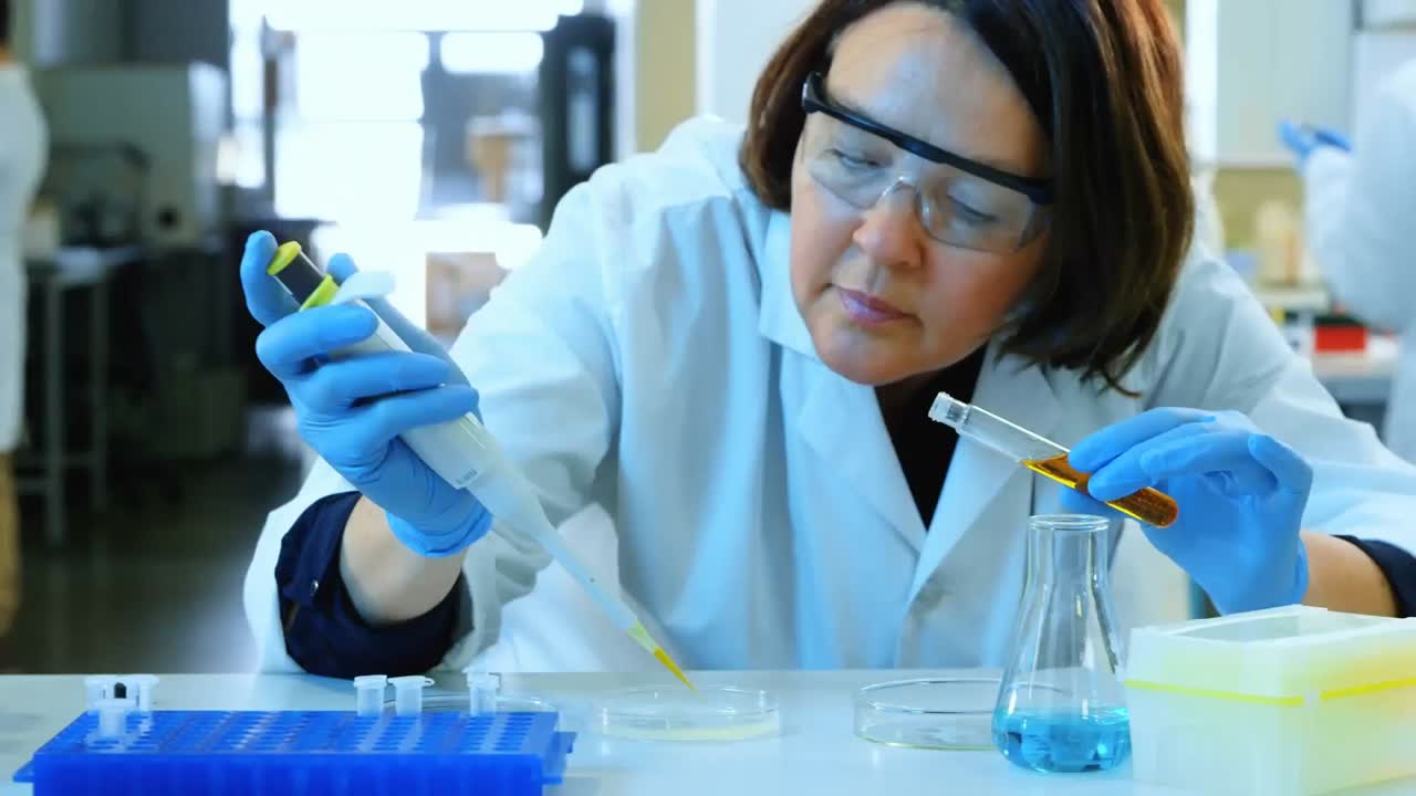 animación de ecuaciones matemáticas flotantes sobre una doctora caucásica haciendo muestras