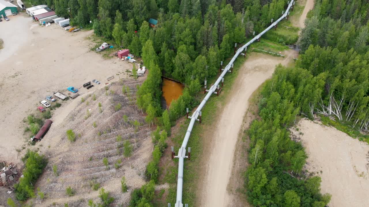 video de drones de 4k del oleoducto trans alaska en fairbanks, ak durante el día soleado de verano-13