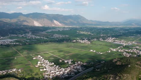 aldeas y campos en yunnan, china.
