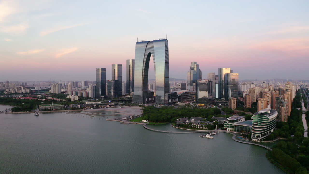 edificios de cbd junto al lago. aerial en suzhou, china.