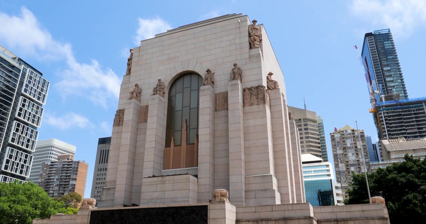 El Memorial ANZAC situado en Hyde Park, Sídney, Nueva Gales del Sur, Australia, con el exterior adornado con relieves figurativos monumentales y esculturas. El Memorial ANZAC es un monumento conmemorativo de guerra catalogado como patrimonio.