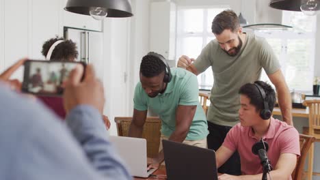 Fröhliche,-Vielfältige-Männliche-Freunde,-Die-Im-Wohnzimmer-Reden-Und-Aufnehmen