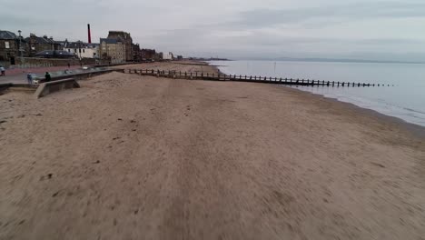 volando sobre la playa de portobello en un día nublado