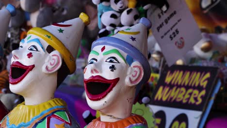 cabezas de payasos apareciendo en un juego de carnaval