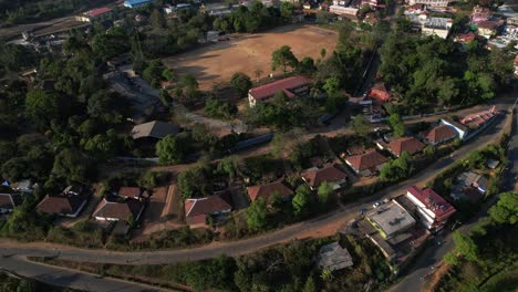 Estudiantes-Jugando-Críquet-En-El-Terreno-Universitario-Del-Mariscal-De-Campo-Km-Cariappa-En-Una-Vista-Aérea