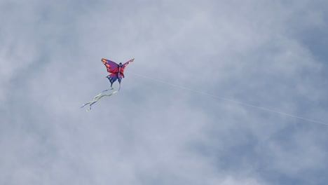 cometa mariposa colorida flotando en el viento