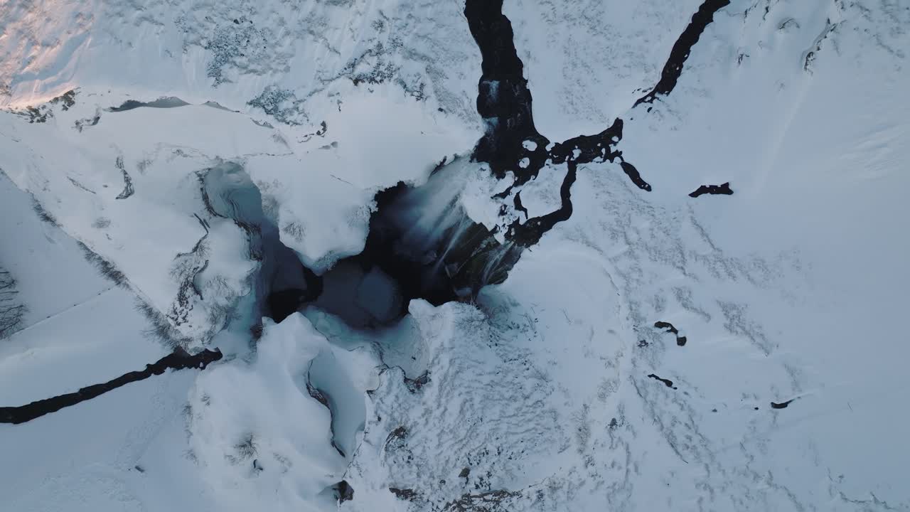 눈으로 뒤덮인 겨울 풍경, 스코가포스 폭포, 아이슬란드, 황혼의 공중 평면도