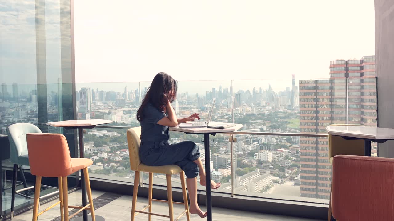 concepto de negocio. mujer de negocios asiática está trabajando duro. mujer crea una startup y toma decisiones en el vestíbulo de la oficina.