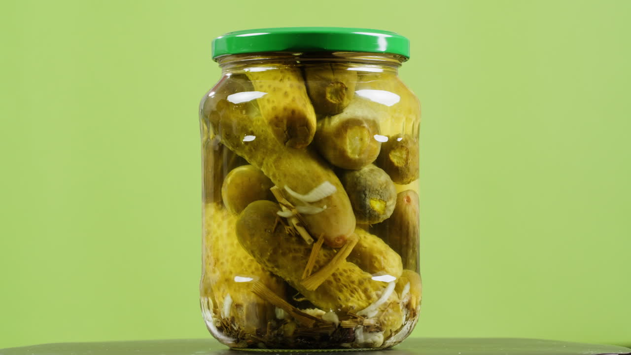 Pepinos encurtidos en un frasco de vidrio