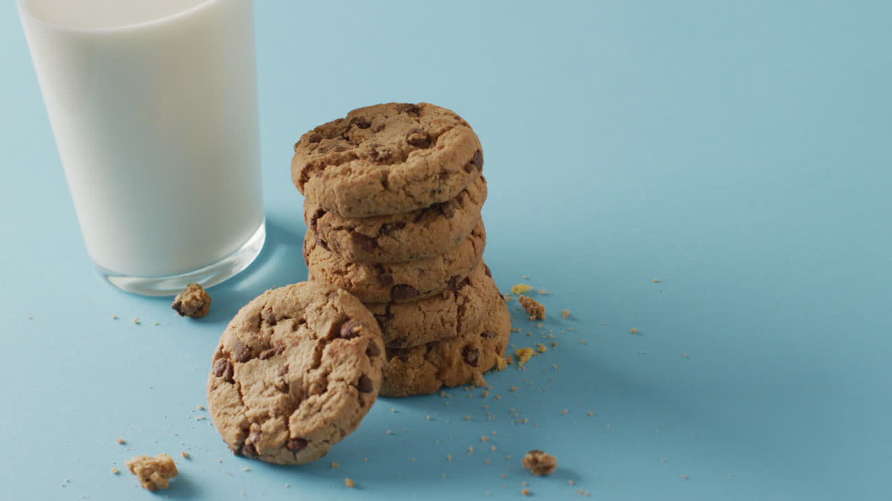 video de galletas con chocolate y leche sobre fondo azul