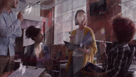 animación del procesamiento de datos financieros sobre diversas personas de negocios en la oficina