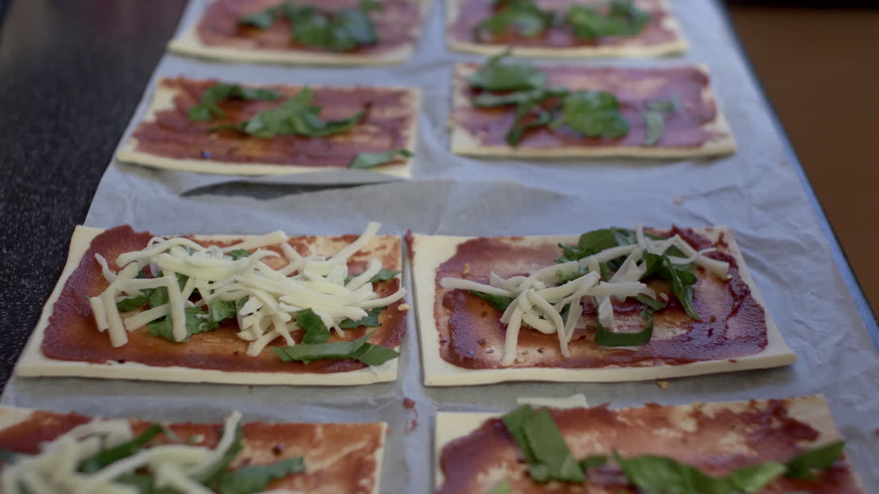 플래트브레드 피자를 가까이서 준비하는 것