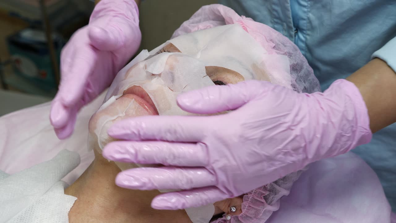 Trattamento di bellezza con maschera facciale