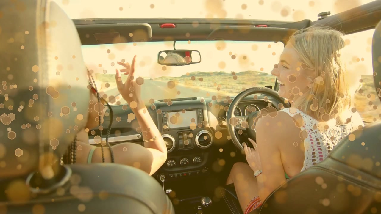 Passagier dreht sich zum Fahrer, erzeugt goldenes Bokeh, Freunde verbinden sich auf Reisen, während der Fahrer lenkt.