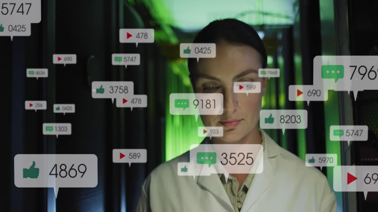 animación de iconos de las redes sociales sobre una ingeniera caucásica pensativa caminando en la sala del servidor