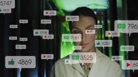 Animation-Von-Social-Media-Symbolen-über-Einer-Nachdenklichen-Kaukasischen-Ingenieurin,-Die-Im-Serverraum-Läuft