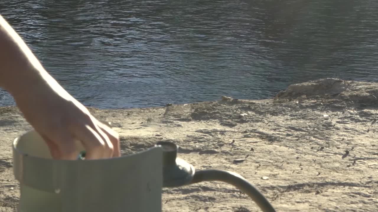 강가 여름에 야외 자연 터닝 가스 실린더