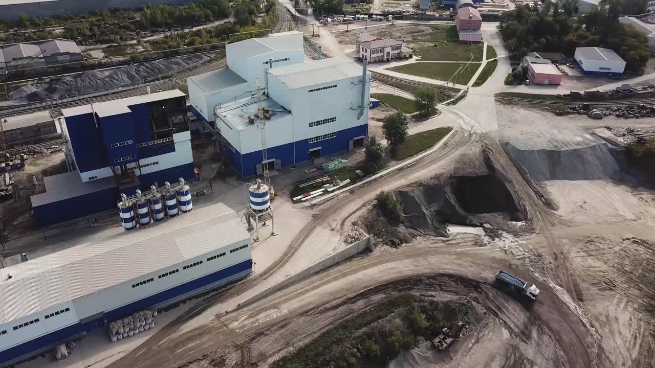 vista aérea de las instalaciones industriales y las operaciones de canteras