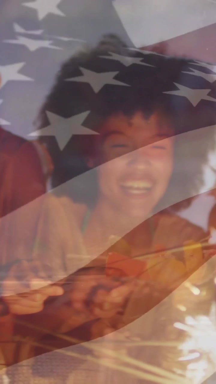 Gruppo di amici che festeggiano con stelle filanti su animazione della bandiera americana