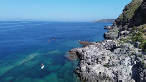 Es-Esta-Playa-Azul,-Hermosa-Y-Clara-Que-Parece-Una-Piscina