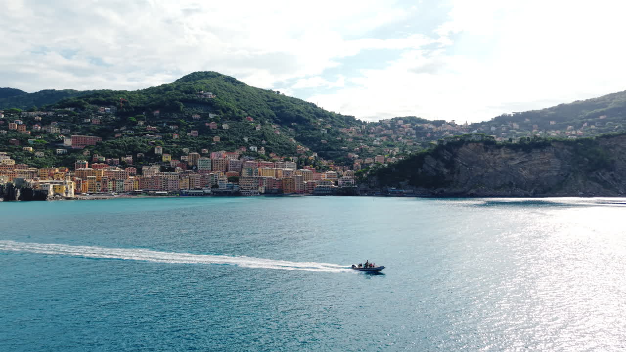 Paesaggio aereo panoramico di un motoscafo da crociera a Camogli, Riviera ligure