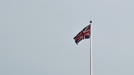 bandera británica en vuelo, reino unido