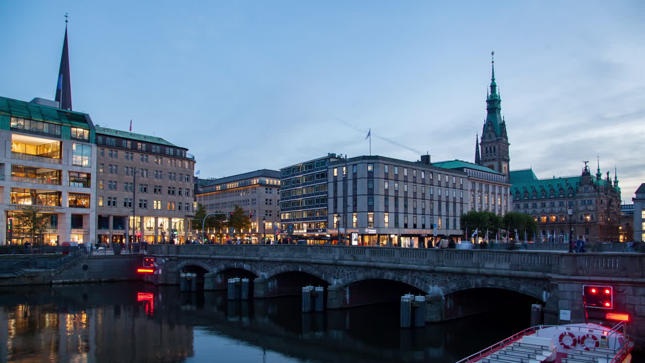 Hamburg City Hall &amp;amp;amp; Skyline at Dusk
