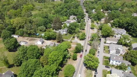 Aerial-pull-back-drone-shot-flying-over-Main-Street-in-Hingham,-a-town-on-the-East-Coast-of-America