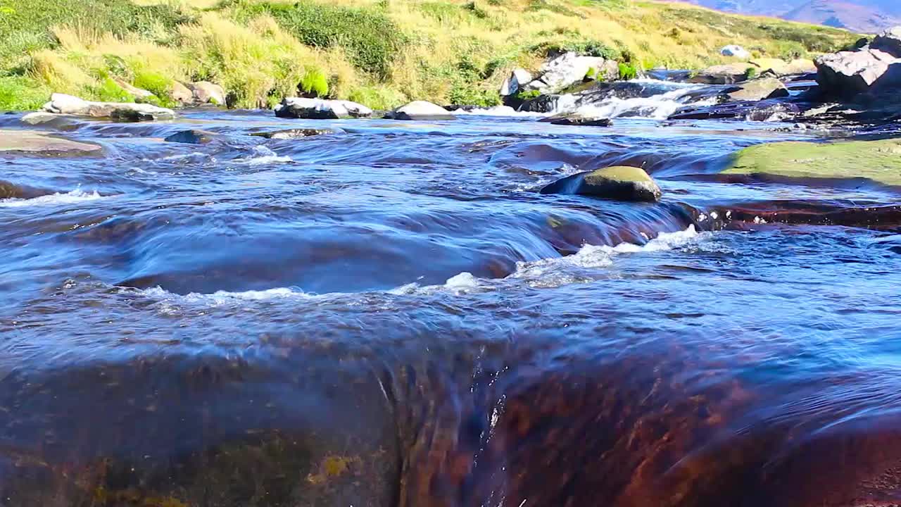río lento que fluye