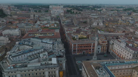 Vista-De-ángulo-Alto-De-La-Columna-De-Marcus-Aurelius-Y-Los-Edificios-Circundantes.-Incline-Hacia-Arriba-La-Revelación-Del-Majestuoso-Edificio-Histórico-Del-Altar-De-La-Patria.-Roma,-Italia