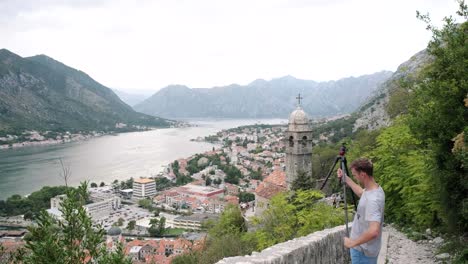 hermosa bahía de kotor en montenegro durante una puesta de sol en los balcanes