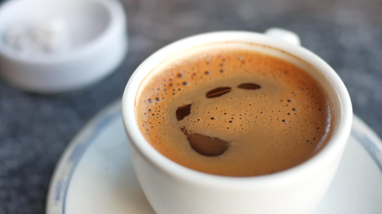 작은 설탕 그과 함께 터키 커피 한 잔의 클로즈업