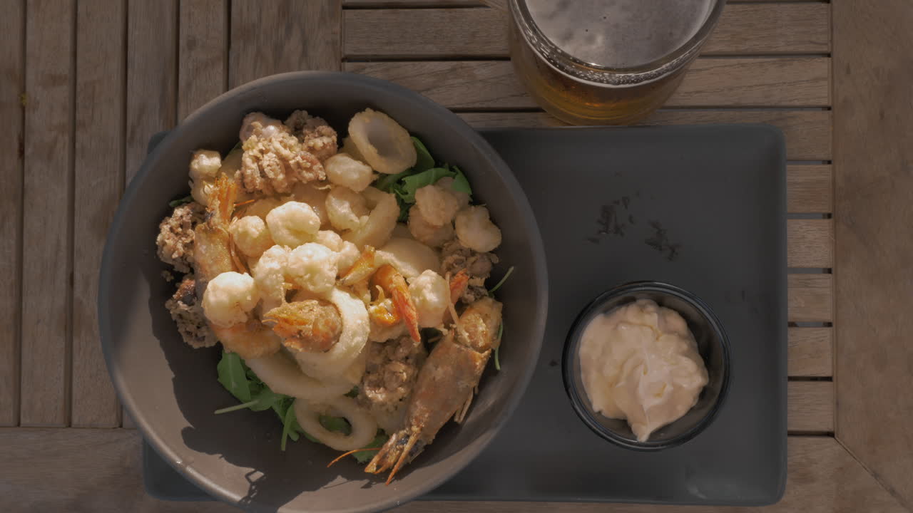 해산물 푸라와 맥주와 함께 제공됩니다.