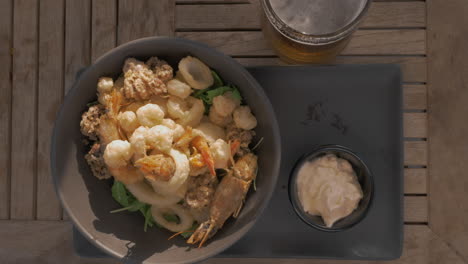 tempura mixta de mariscos con servido con cerveza