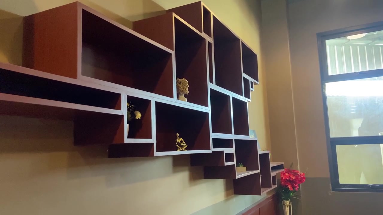Mensole a muro in legno geometriche moderne con elementi decorativi e finestra