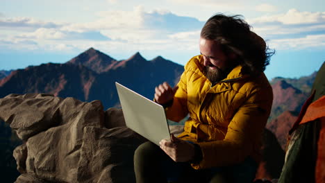 hiker defies the harsh winds and cold weather to stay connected online