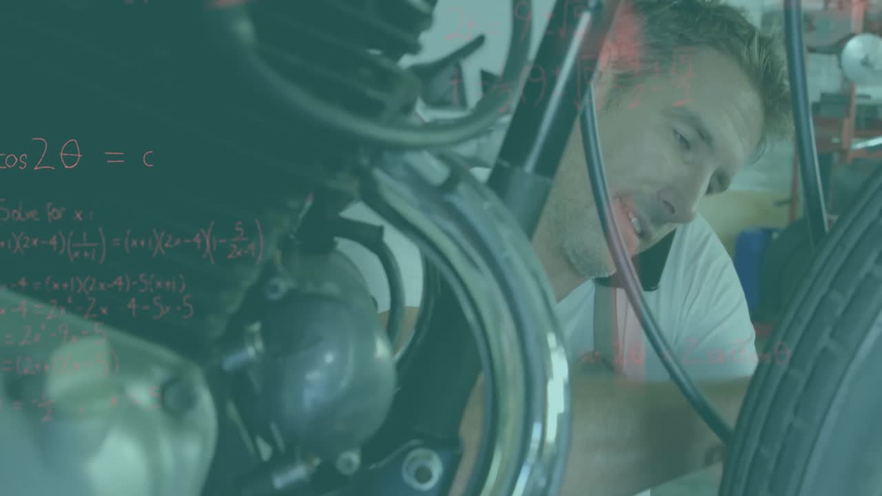 모터사이클을 수리하는 남자와 전화로 수학 방정식을 풀고 있습니다.