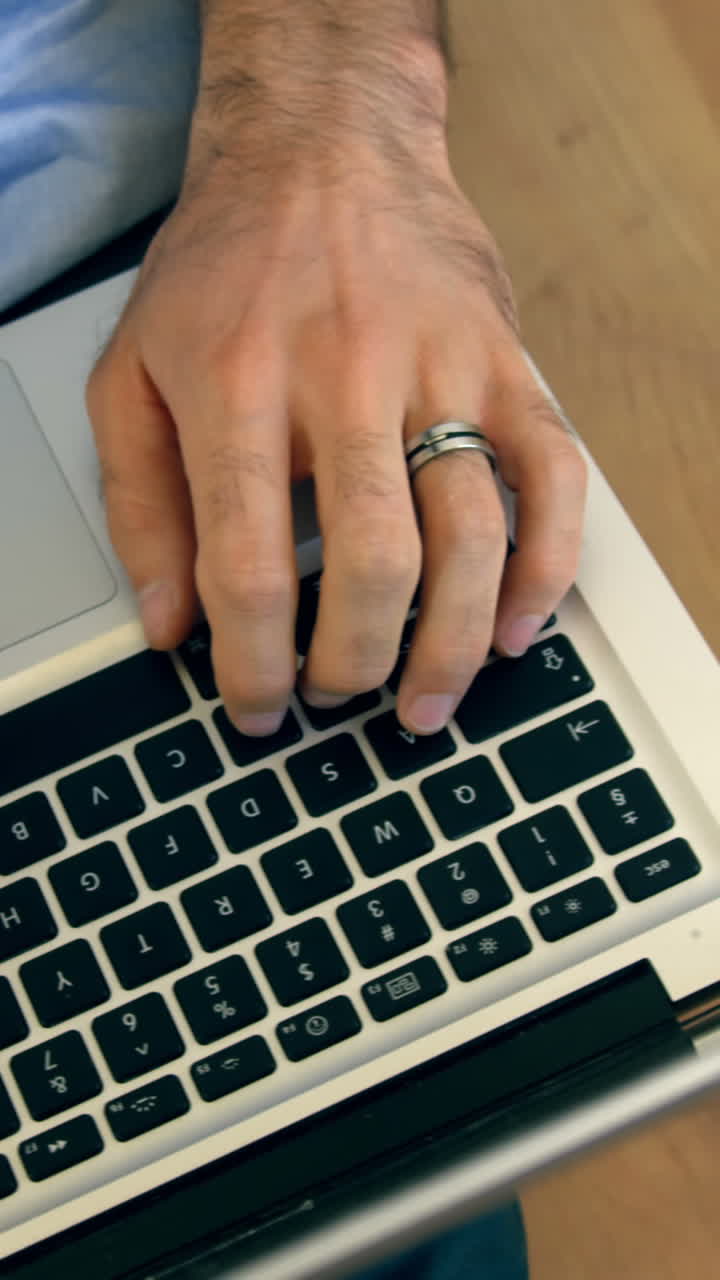 sección media de un hombre sentado en el suelo y usando una computadora portátil